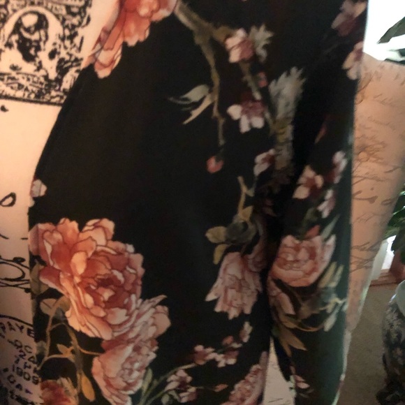 NWOT Beautiful flowered duster - Picture 2 of 6